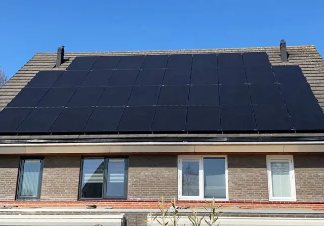 Rijwoning met een dak vol zwarte zonnepanelen