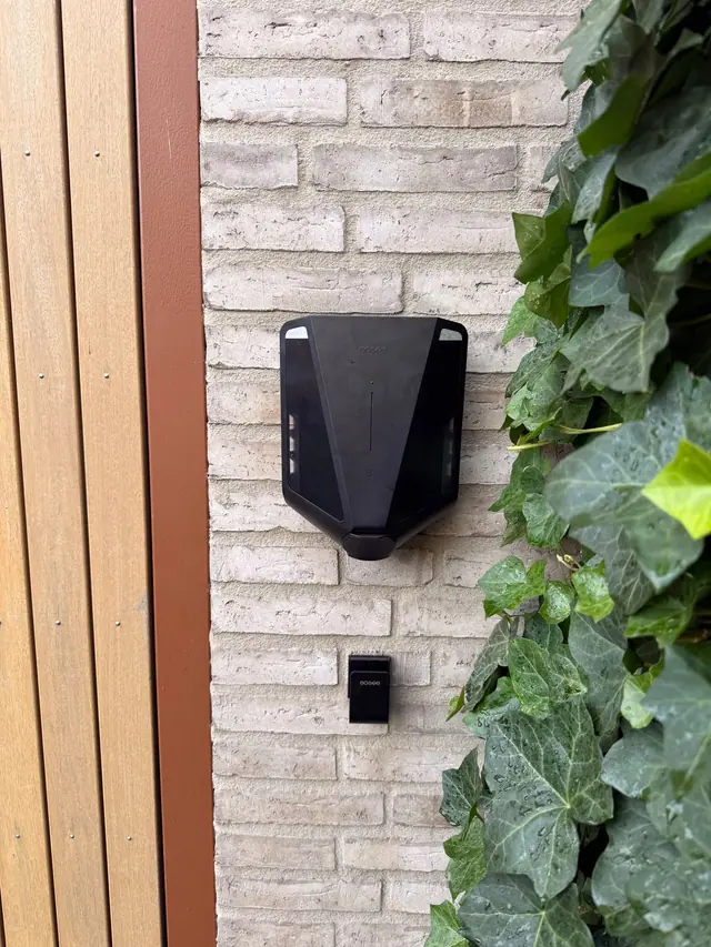 Laadpaal aan de gevel naast de voordeur