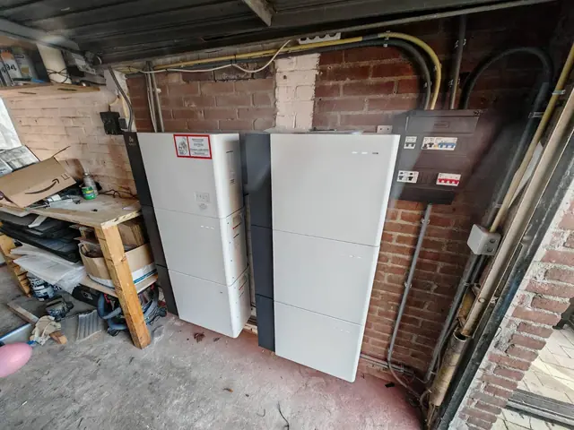 Twee thuisbatterijen in de garage naast de meterkast